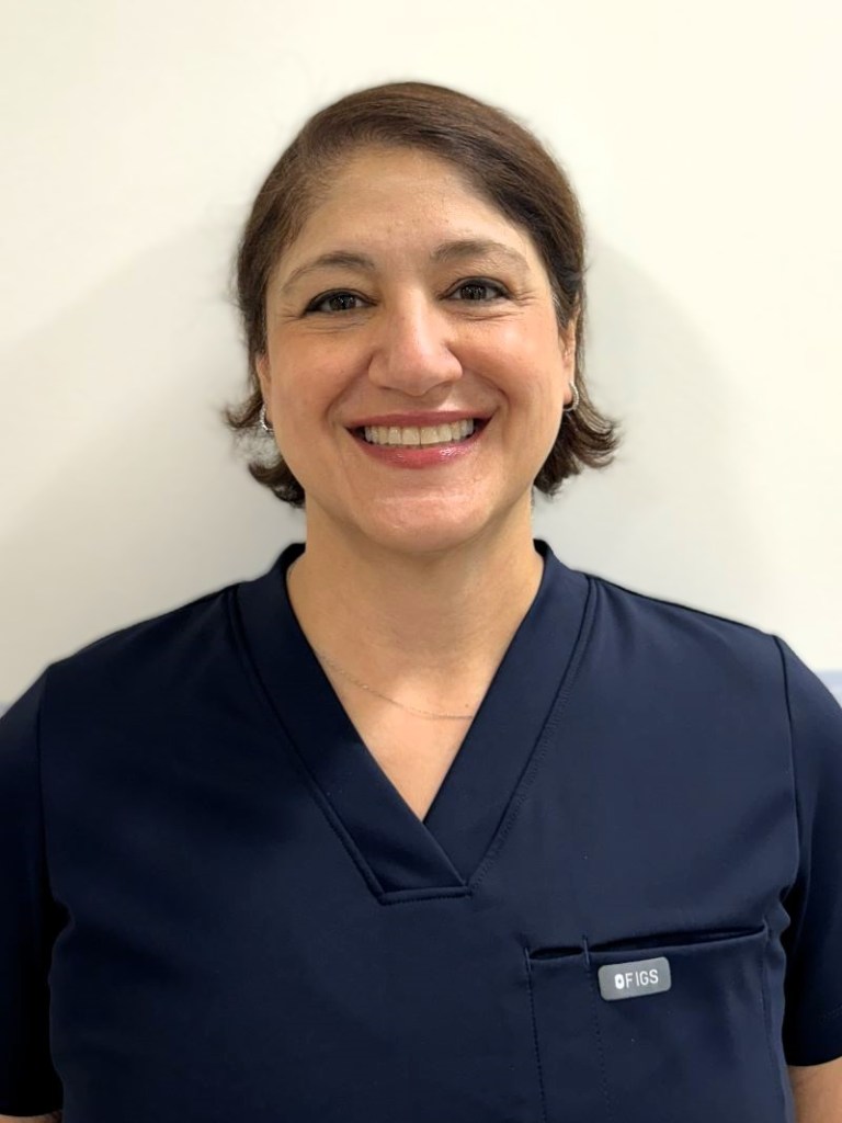 Dr. Vakili headshot photo